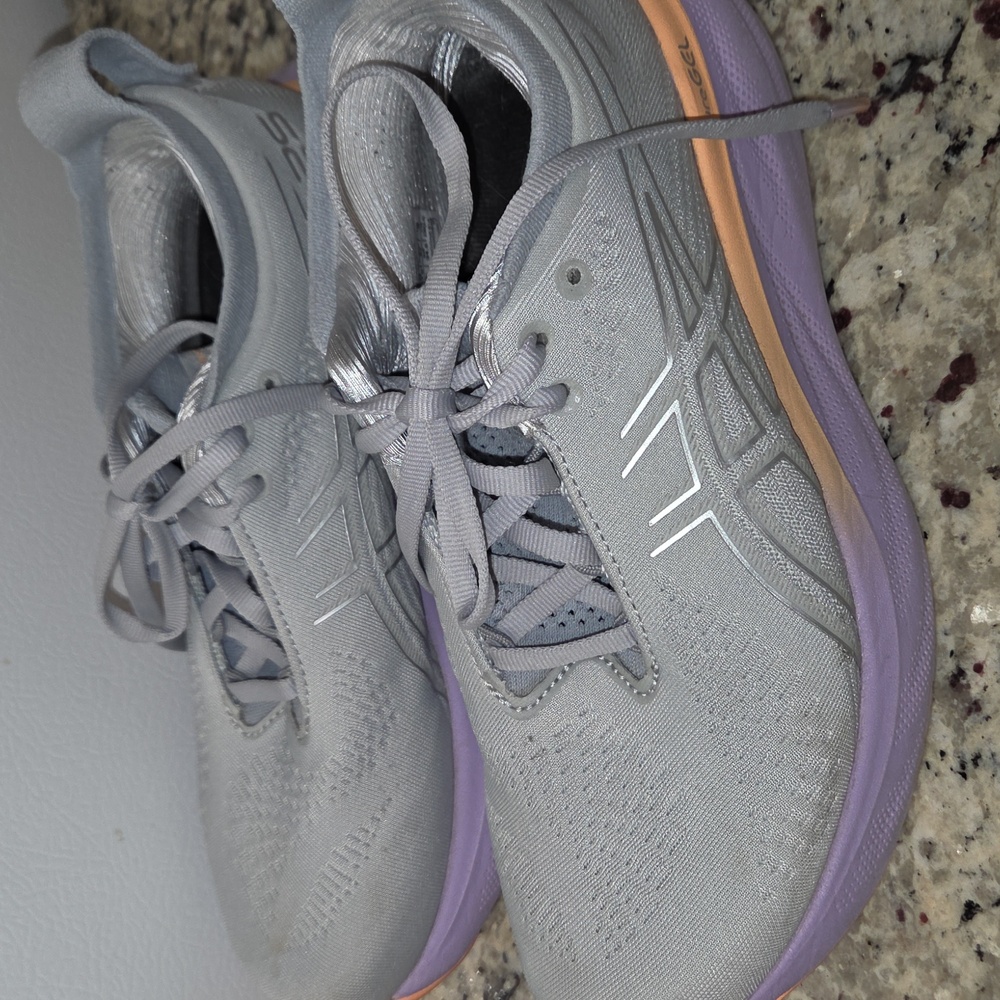 Gently Worn Women's Asics Gel-Nimbus 25 Piedmont Grey/Pure Silver 6 B Medium